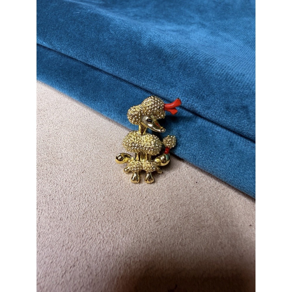 Vintage Gold Tone Textured Poodle Brooch Pin Red Enamel Bows Dog Figural - Picture 2 of 3